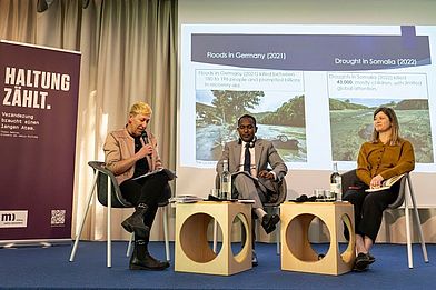 Cara New Daggett (Virginia Institute, Blacksburg), Abdalle Mumin (Journalist, Somalia) und Karin Zennig (medico international) auf dem Podium des Stiftungssymposiums 2025