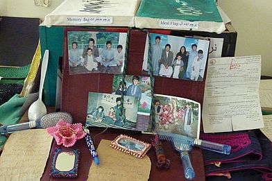 Reliquien aus über 30 Jahren des Krieges: In Zusammenarbeit mit AHRDO sammeln Überlebende Hinterlassenschaften ihrer Verstorbenen in "memory boxes", die öffentlich ausgestellt werden. (Foto: medico) 