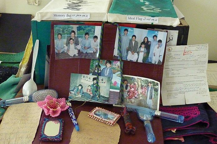 Reliquien aus über 30 Jahren des Krieges: In Zusammenarbeit mit AHRDO sammeln Überlebende Hinterlassenschaften ihrer Verstorbenen in "memory boxes", die öffentlich ausgestellt werden. (Foto: medico)